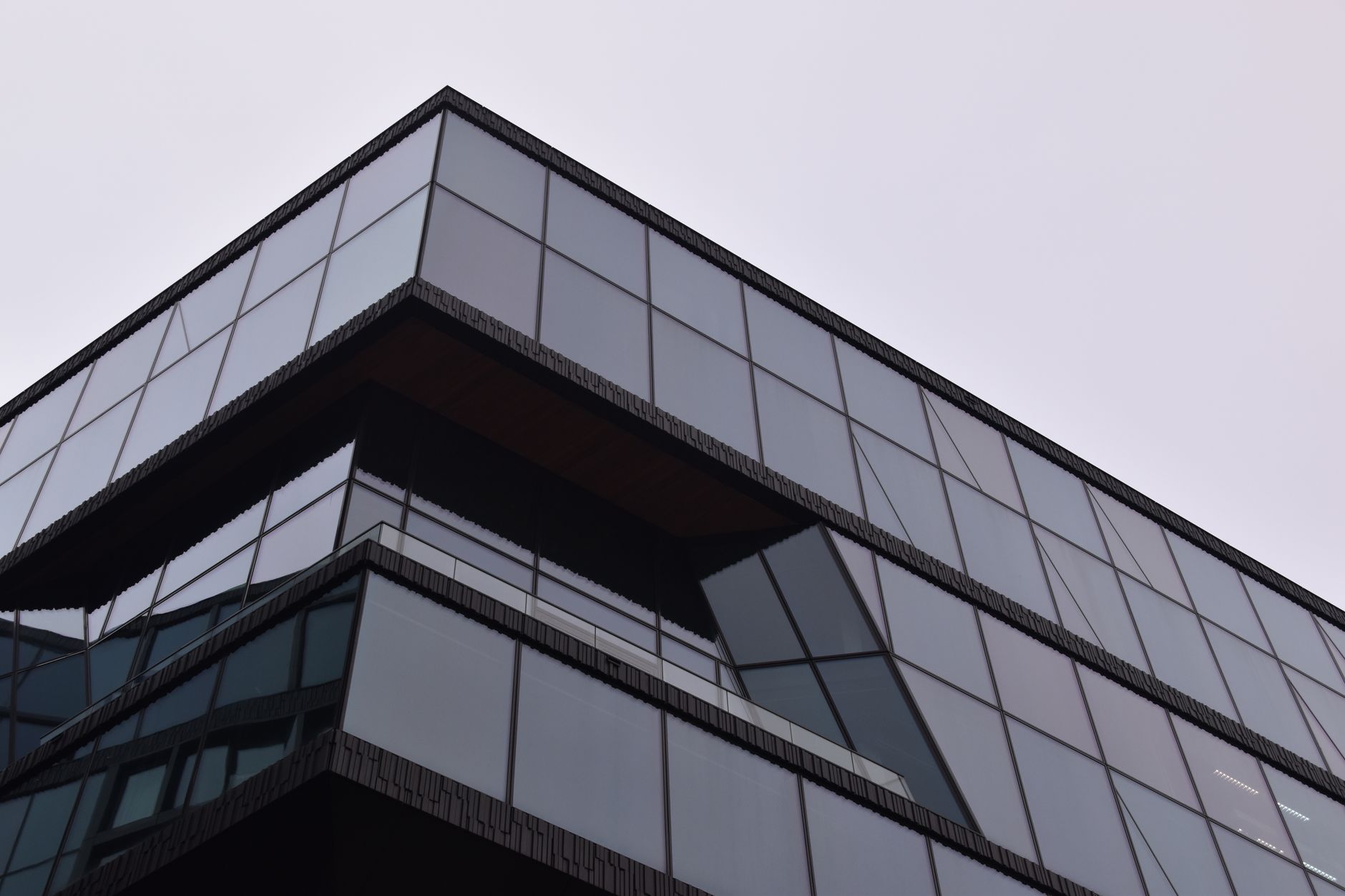 Architecte utilisant des outils numériques pour améliorer la visibilité en ligne et optimiser sa stratégie digitale