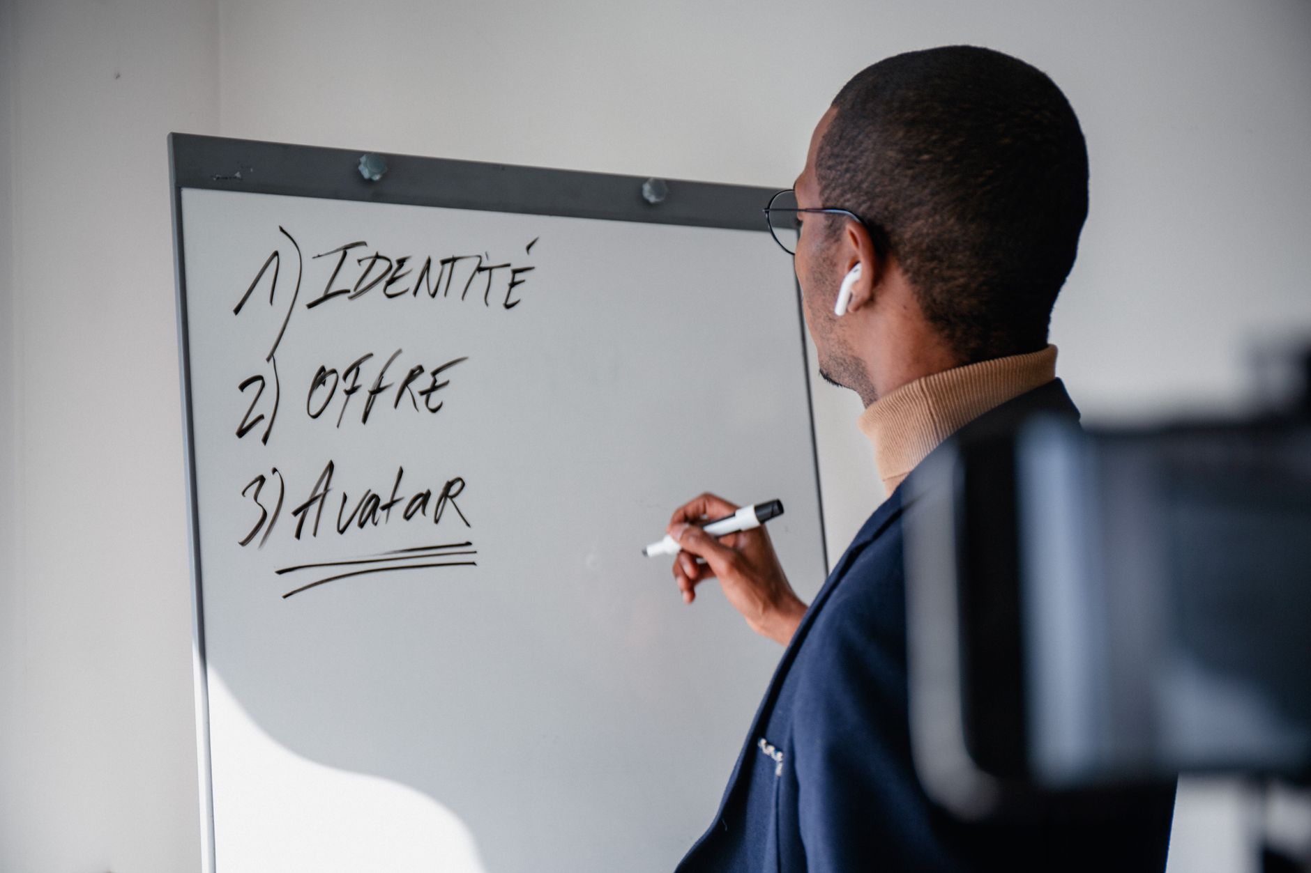 Homme d'affaires concluant une vente B2B avec une poignée de main