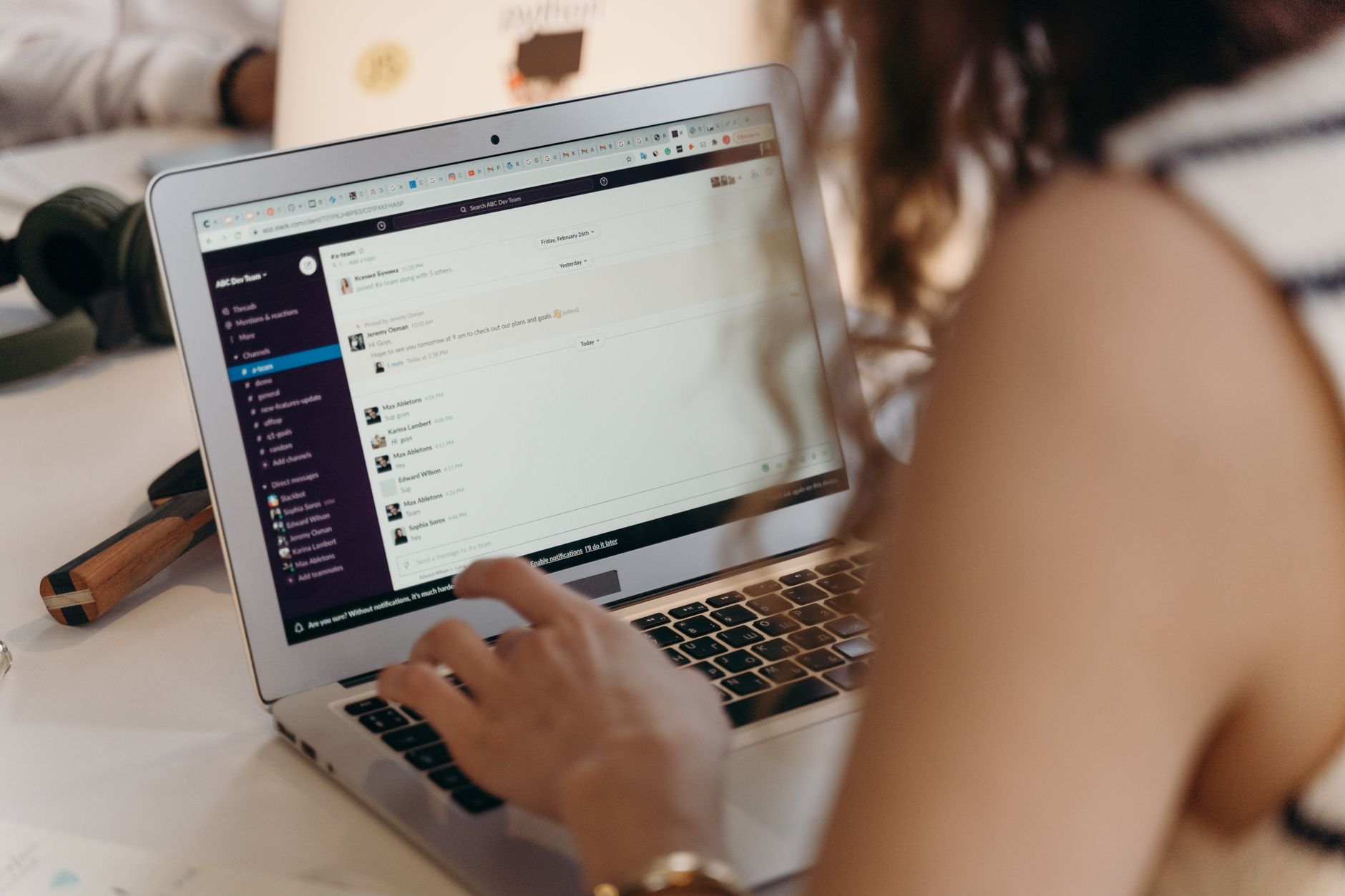 Professionnel rédigeant un cold email B2B sur ordinateur pour prospection commerciale efficace