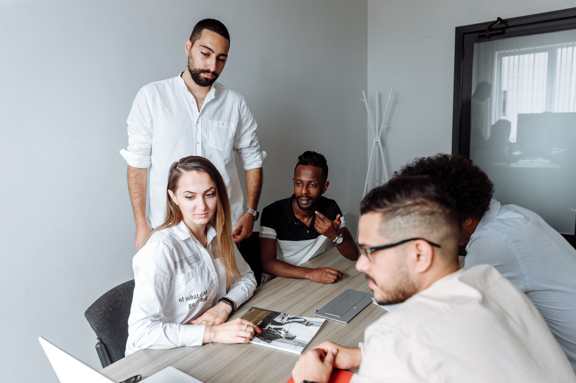 Graphique illustrant le marketing digital pour améliorer la visibilité des cabinets de recrutement et attirer des clients