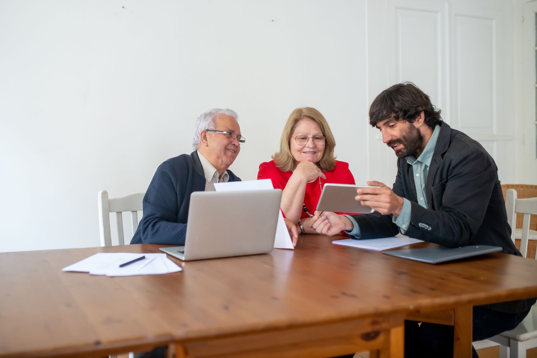 Courtier en assurance consultant des stratégies de marketing pour améliorer sa visibilité et attirer de nouveaux clients