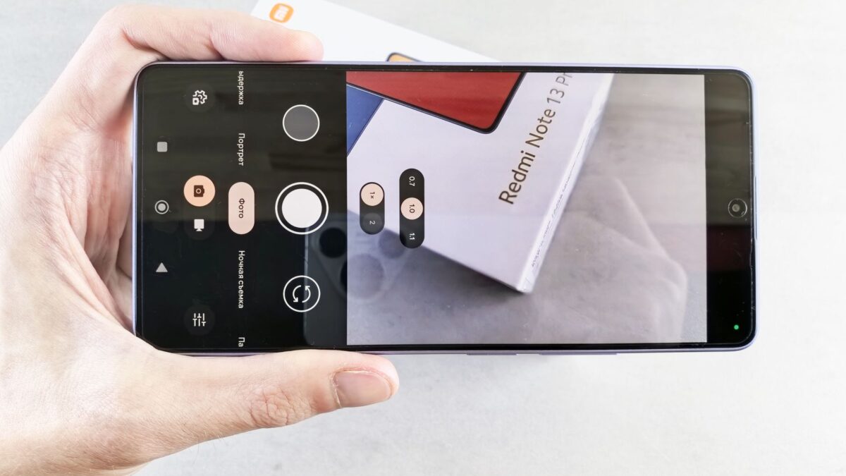 Personne filmant une vidéo professionnelle avec un smartphone en extérieur