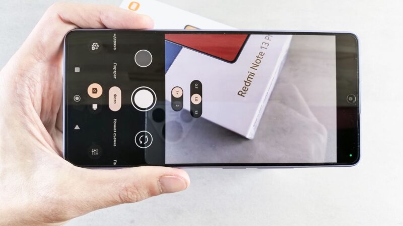Personne filmant une vidéo professionnelle avec un smartphone en extérieur