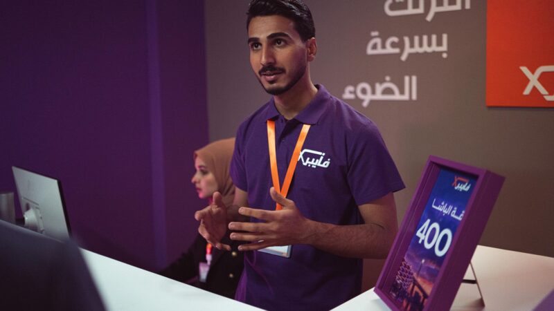 Professionnel calculant le tarif optimal pour des services B2B à destination des PME