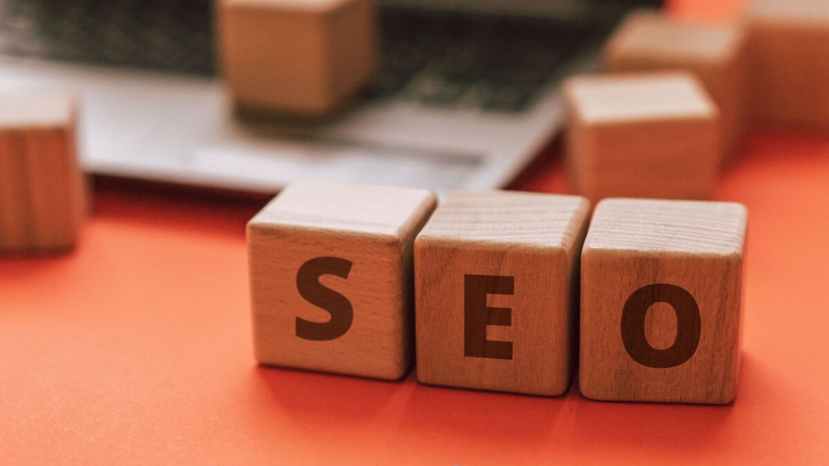 Comparaison entre Google Ads et SEO pour une stratégie de référencement efficace en ligne