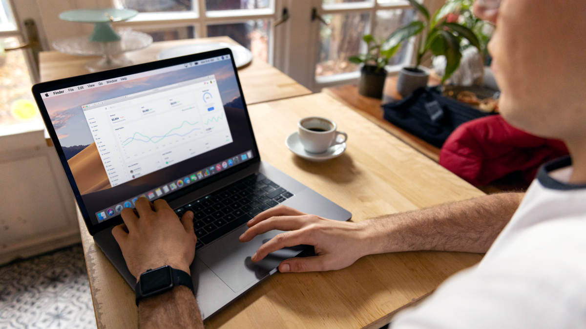 Interface de Google Analytics 4 affichant des graphiques et statistiques pour les débutants en gestion de trafic web PME