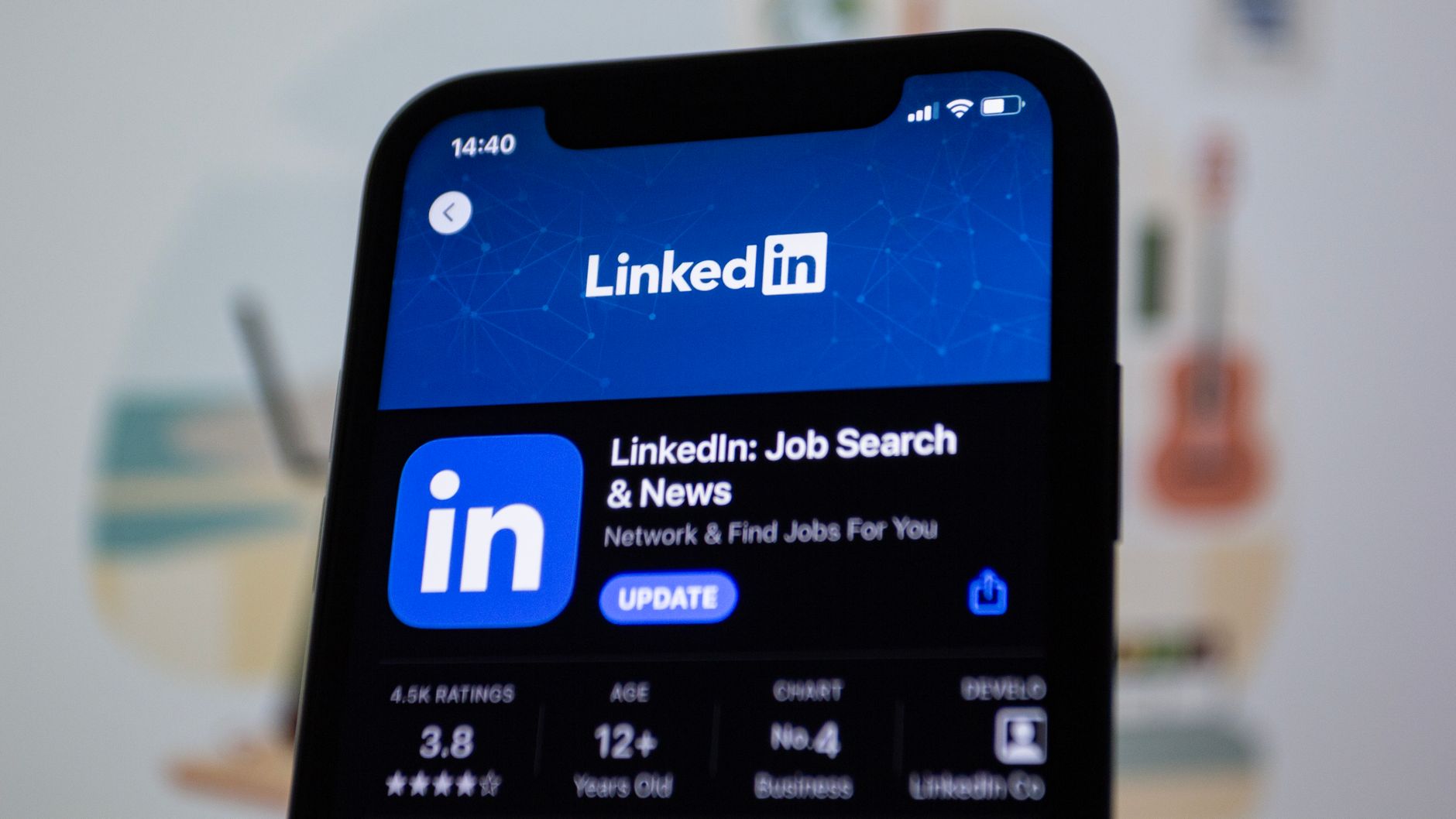 Professionnel utilisant LinkedIn pour le social selling B2B dans une stratégie marketing globale