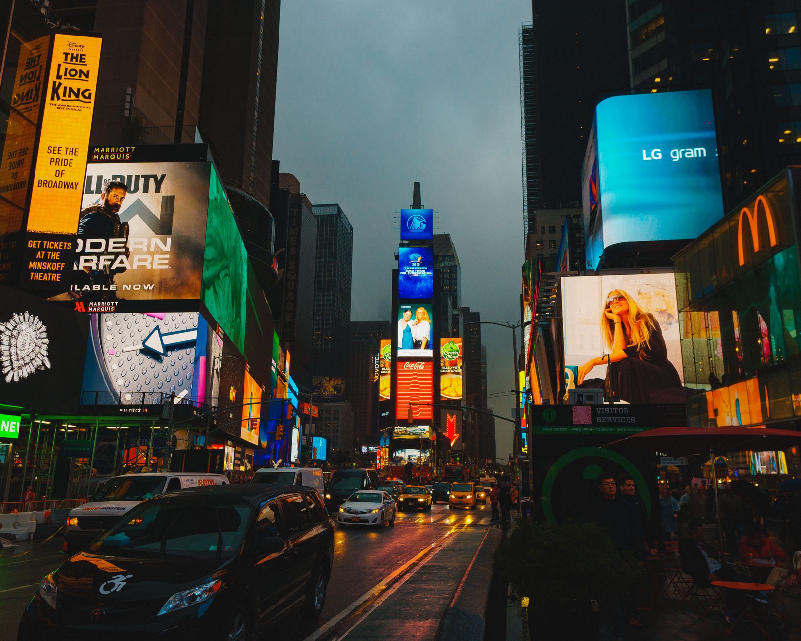 Visuel illustrant le concept de retargeting avec des icônes de publicité et de visiteurs en ligne