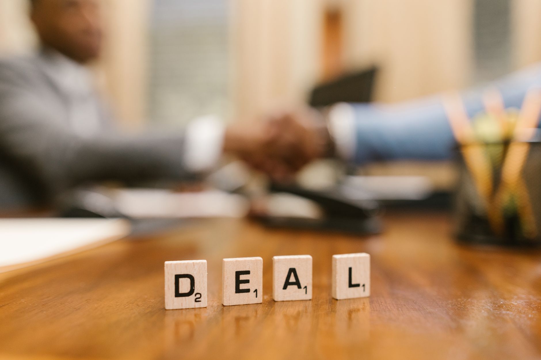 Homme d'affaires présentant une proposition commerciale réussie à des clients satisfaits dans une salle de réunion