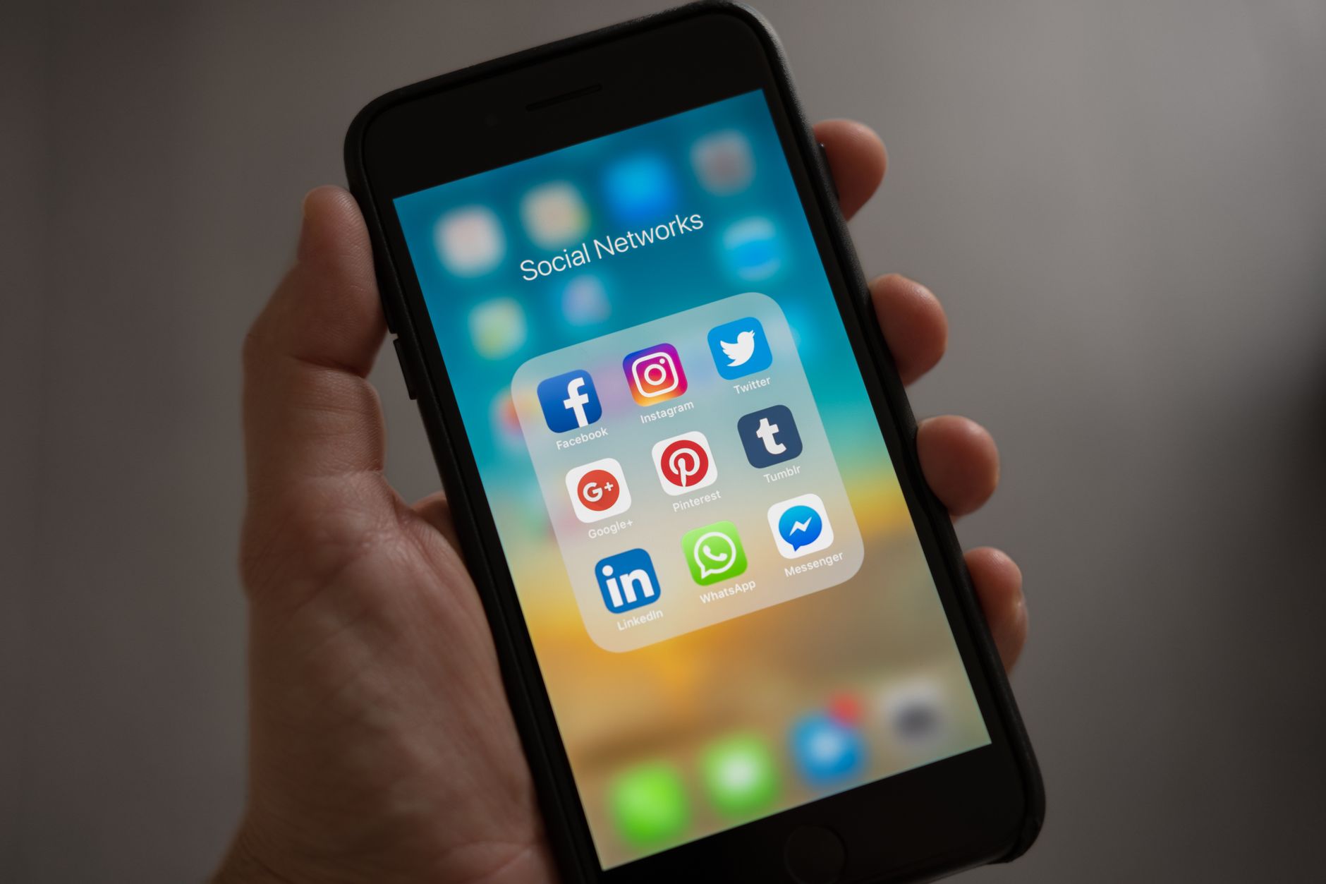 Professionnel consultant sur LinkedIn avec graphique montrant l'engagement croissant du contenu B2B en 2026