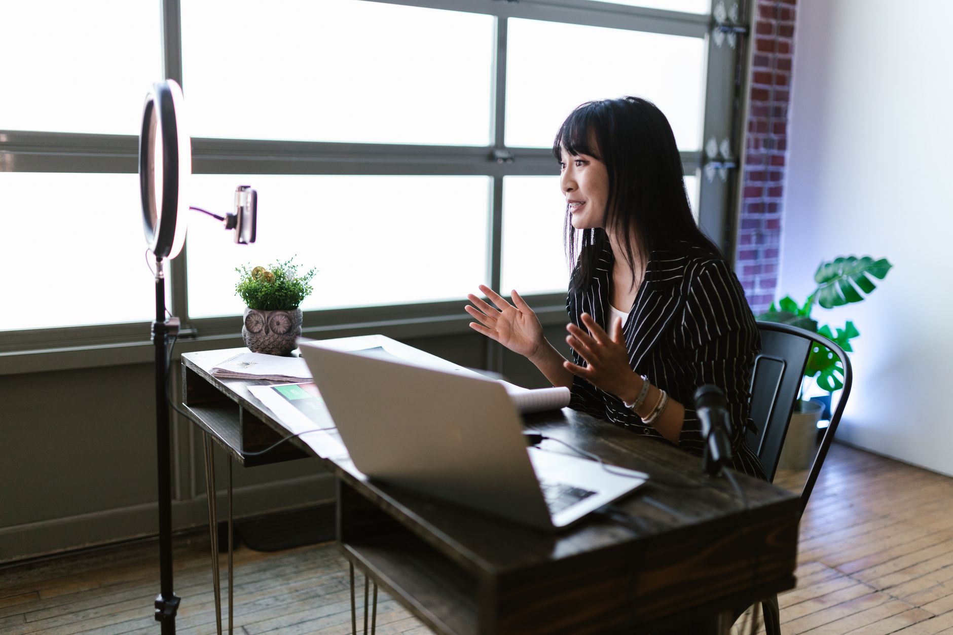 Micro-influenceurs B2B discutant des défis et pièges du marketing d'influence pour les PME