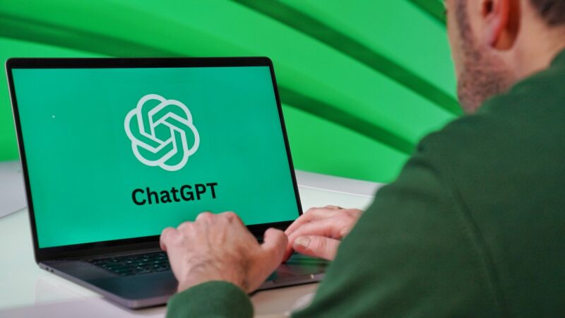 Illustration d'une entreprise utilisant ChatGPT pour optimiser ses processus et obtenir un avantage concurrentiel