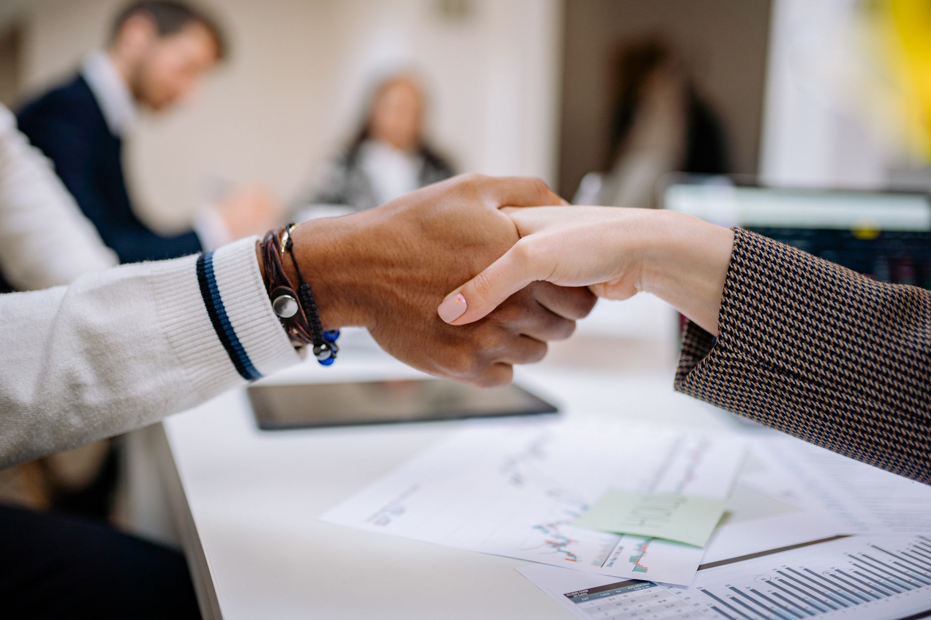 Conseiller B2B discutant techniques de closing avec client pour conclure une vente réussie