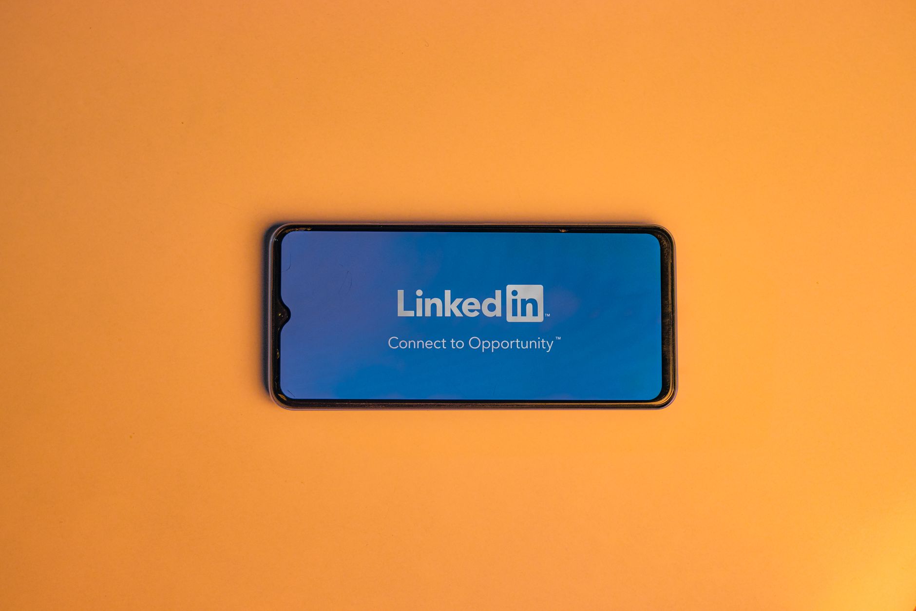 Personne utilisant LinkedIn sur ordinateur pour apprendre le social selling B2B