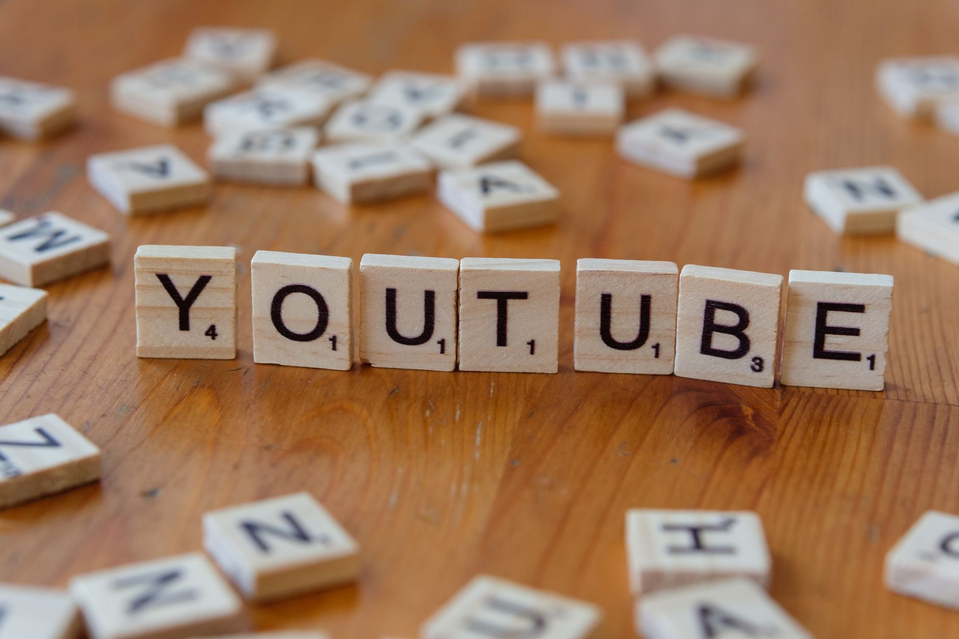 Image illustrant une chaîne YouTube B2B performante pour PME avec stratégie marketing efficace