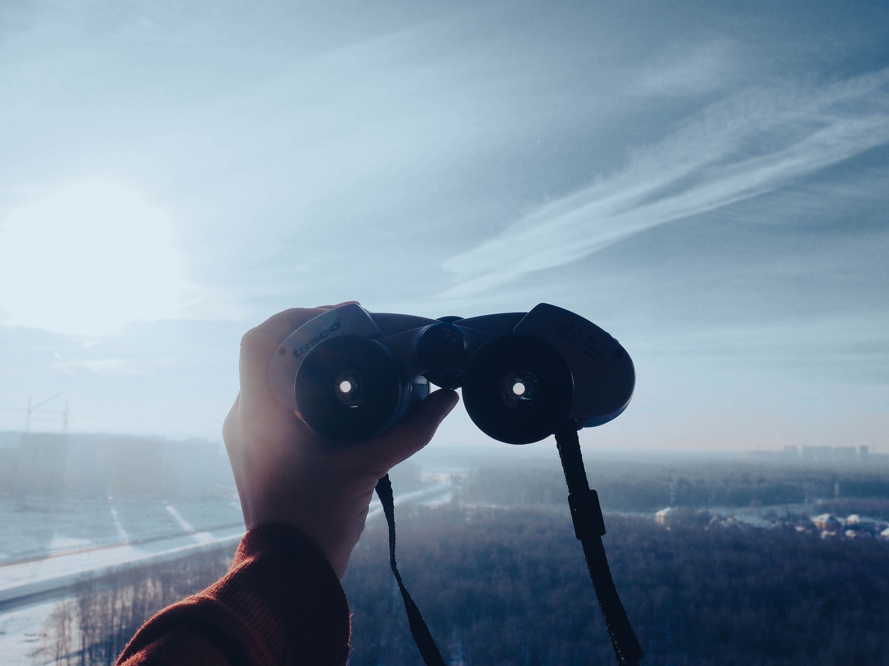 Homme d'affaires utilisant un ordinateur pour la prospection digitale B2B en 2026 dans un bureau moderne