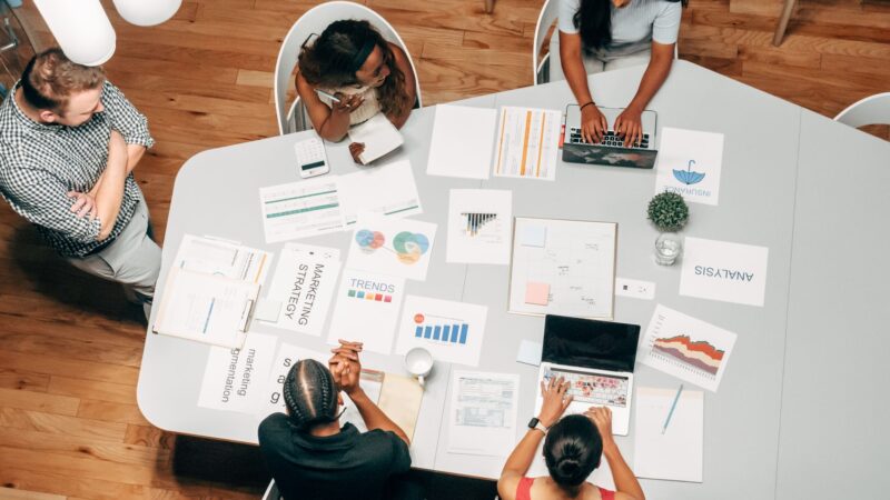 Comparaison du marketing interne et externalisé pour les PME