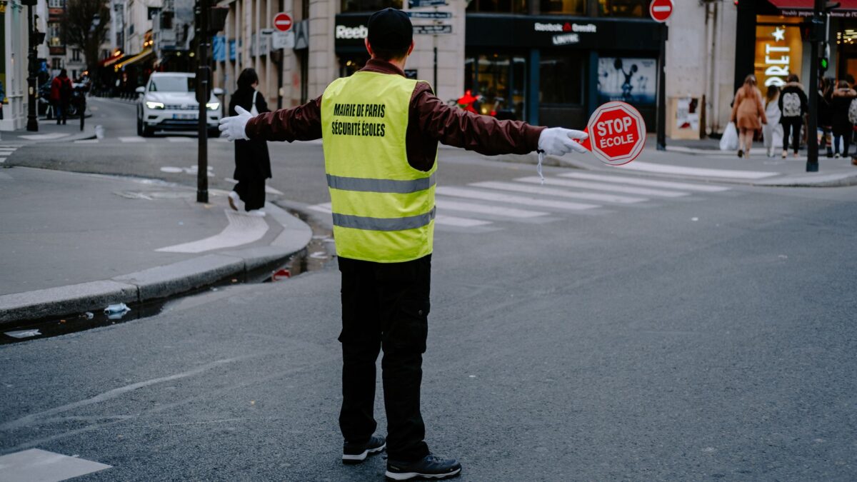 Agent de sécurité en uniforme surveillant un bâtiment moderne pour un contrat B2B de gardiennage