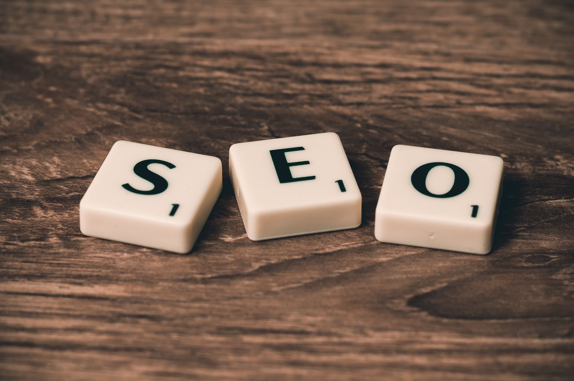 Image illustrant la stratégie SEO pour atteindre la première page de Google sans publicité