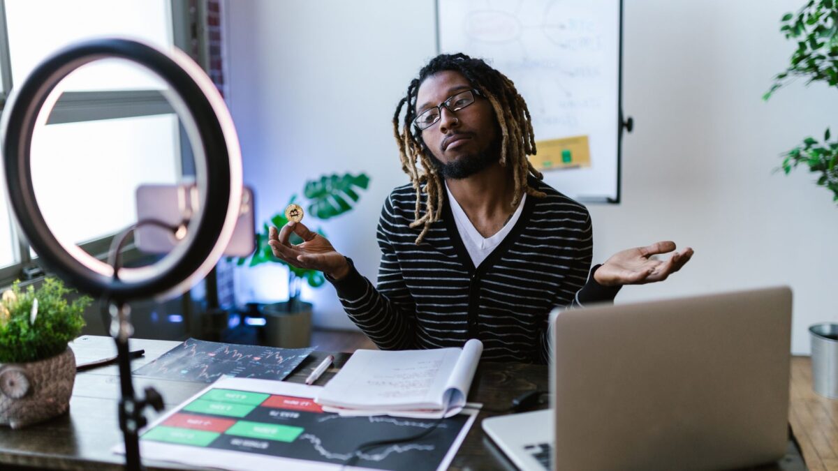 Micro-influenceur B2B collaborant avec une PME pour une stratégie de marketing d'influence efficace