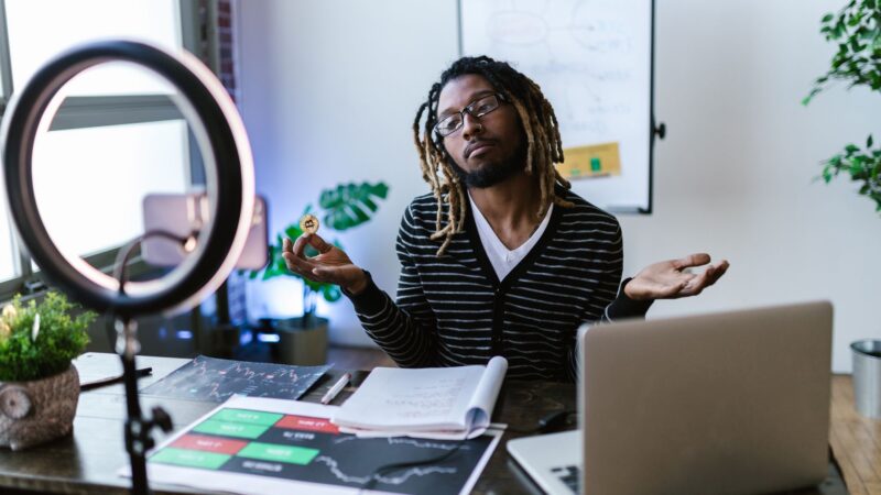 Micro-influenceur B2B collaborant avec une PME pour une stratégie de marketing d'influence efficace