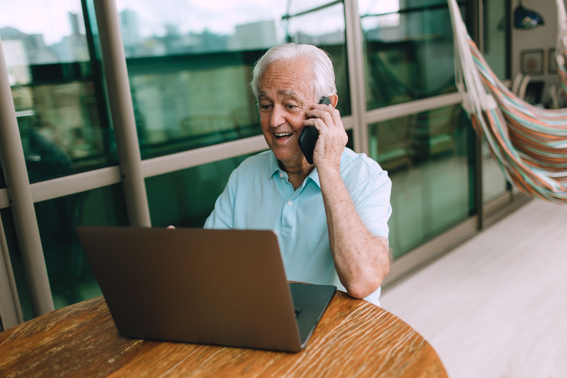 Homme utilisant un casque téléphonique et un ordinateur pour la prospection B2B en 2026