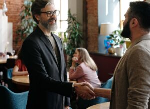 Personnes discutant lors d'un événement de networking local pour optimiser la rentabilité des réseaux professionnels B2B