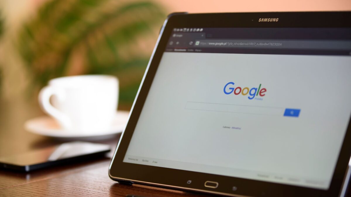 Graphique illustrant la baisse de positionnement d'un site web sur Google avec des flèches pointant vers le bas
