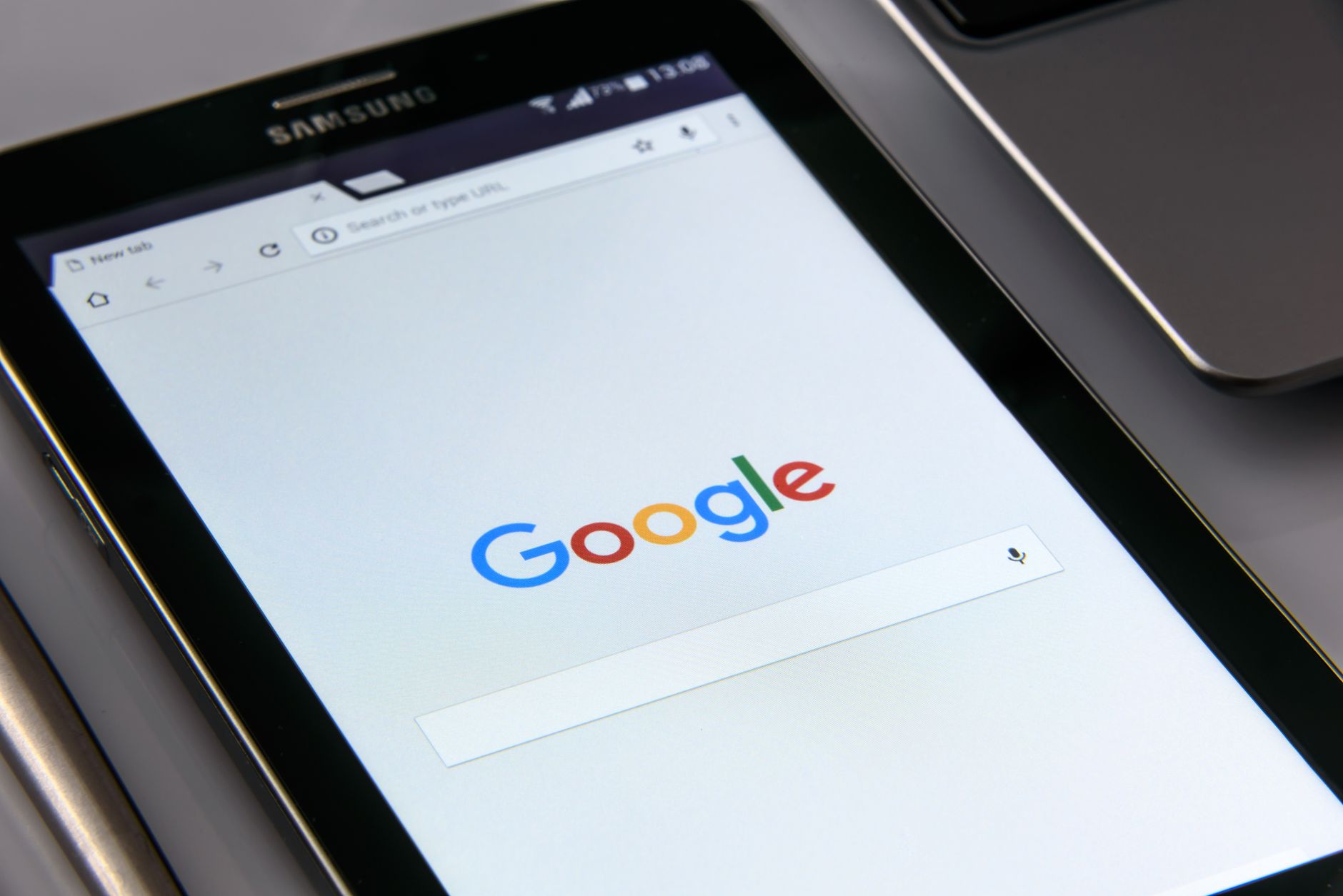Comparaison entre Google Ads et SEO pour optimiser la visibilité en ligne et choisir la meilleure stratégie de référencement
