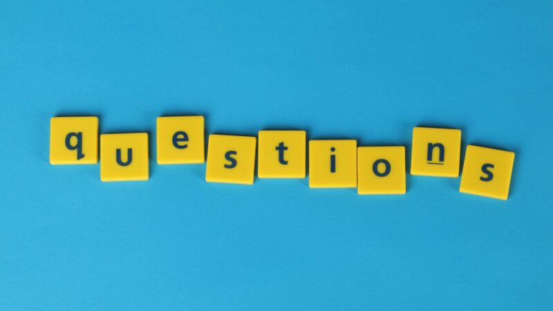 Homme d'affaires posant des questions lors d'un entretien de vente B2B réussi