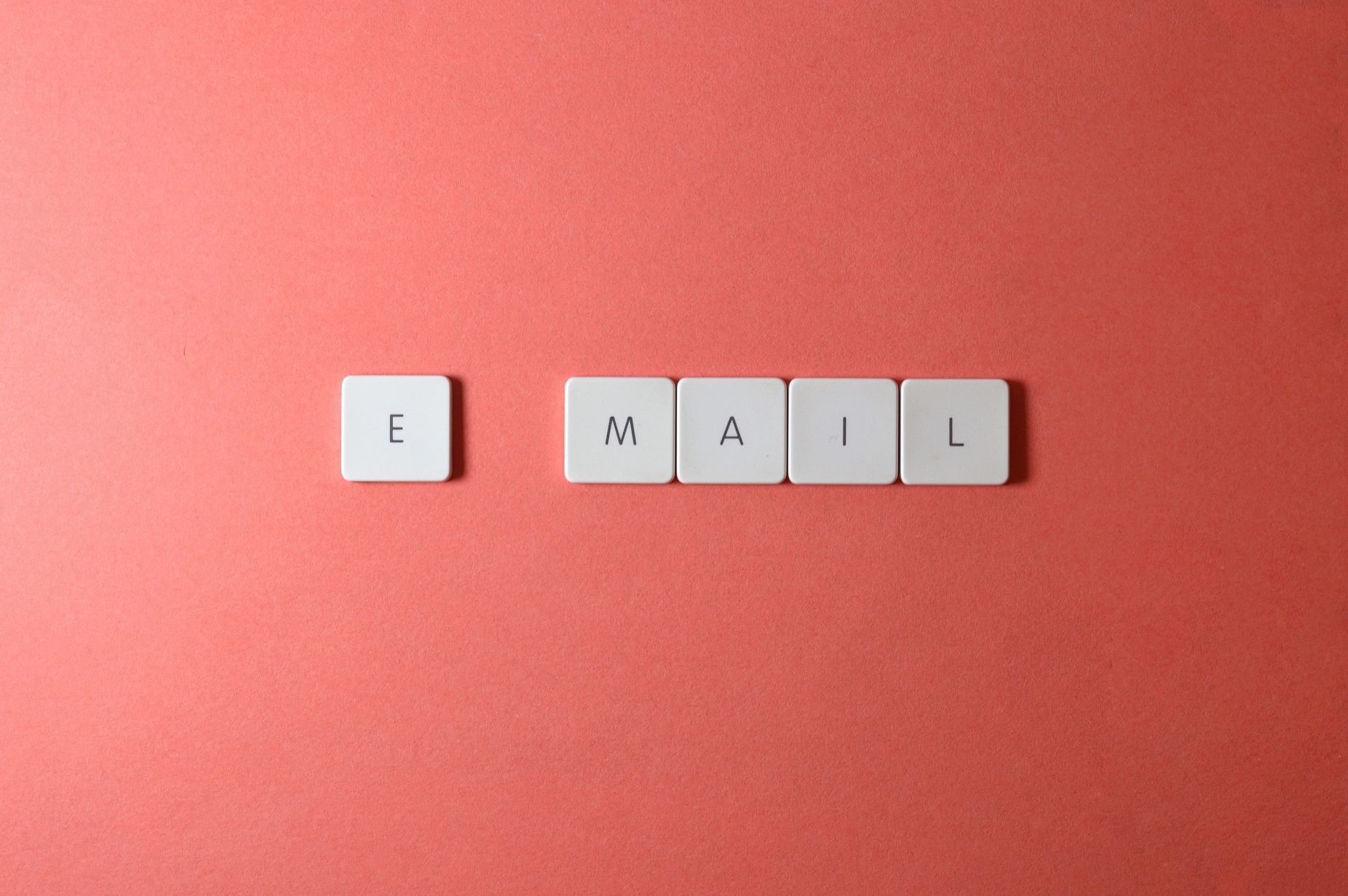 Illustration de l'automatisation des emails avec des icônes représentant un flux de travail simplifié
