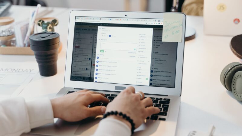 Clavier d'ordinateur avec un email ouvert, illustrant la rédaction d'un objet d'email percutant pour améliorer le taux d'ouverture