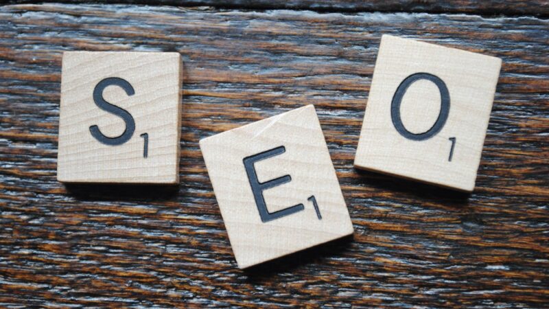 Image illustrant un blog d'entreprise optimisé SEO pour attirer un trafic qualifié et améliorer la visibilité en ligne