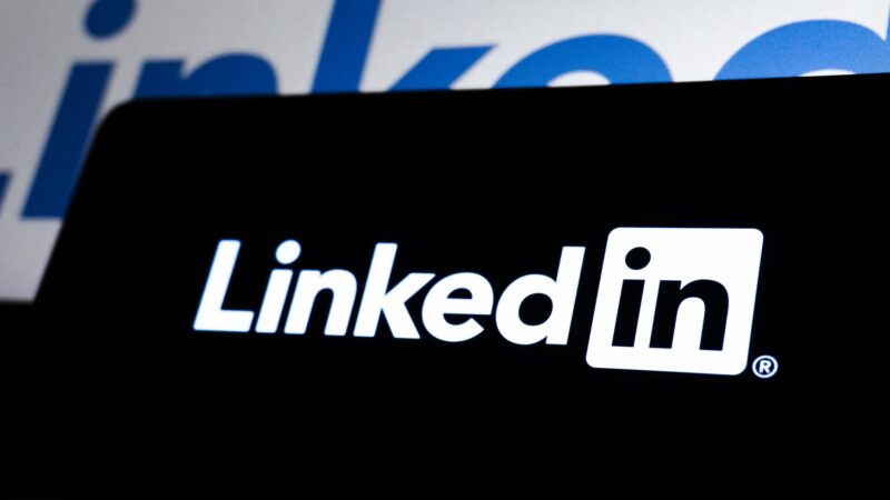 Professionnel utilisant LinkedIn pour le social selling et engager des prospects B2B de manière non intrusive