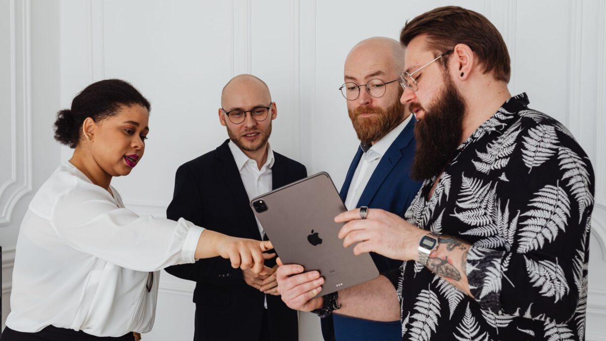 Clients devenant ambassadeurs de marque grâce à un programme B2B efficace