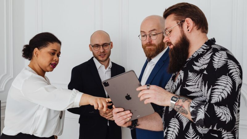 Clients devenant ambassadeurs de marque grâce à un programme B2B efficace