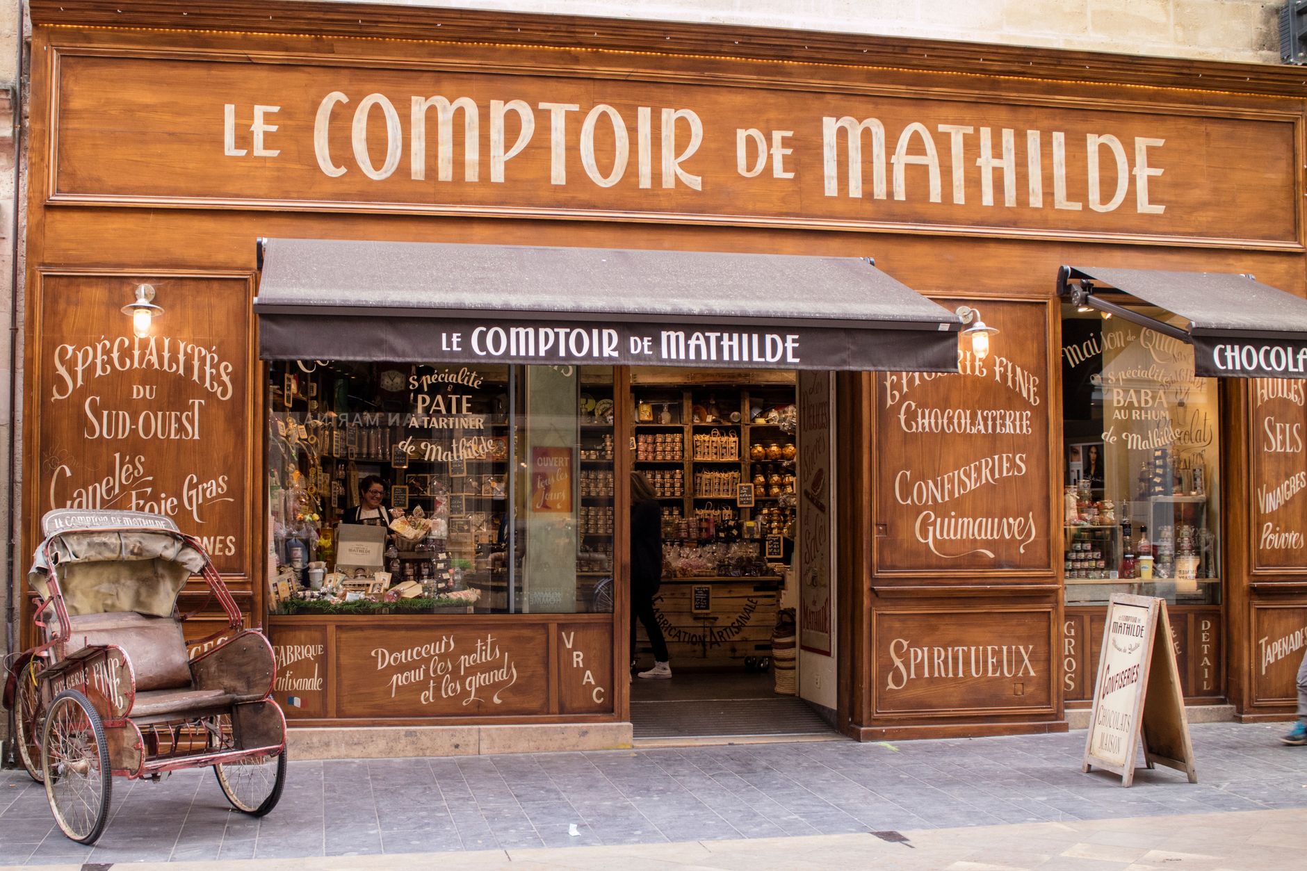 Artisan local travaillant dans son atelier pour améliorer le référencement SEO grâce aux backlinks locaux