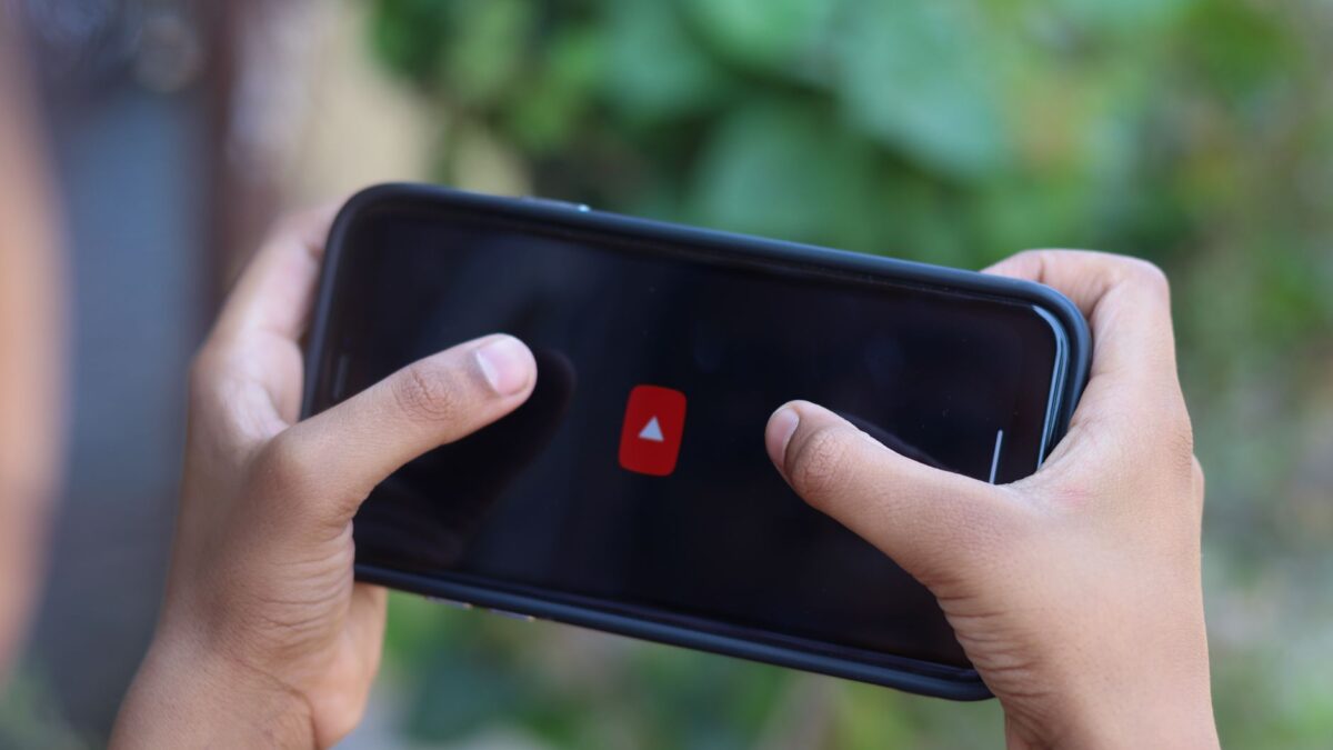 Image illustrant une stratégie de marketing B2B sur YouTube pour générer des prospects pour les PME