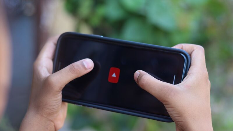 Image illustrant une stratégie de marketing B2B sur YouTube pour générer des prospects pour les PME