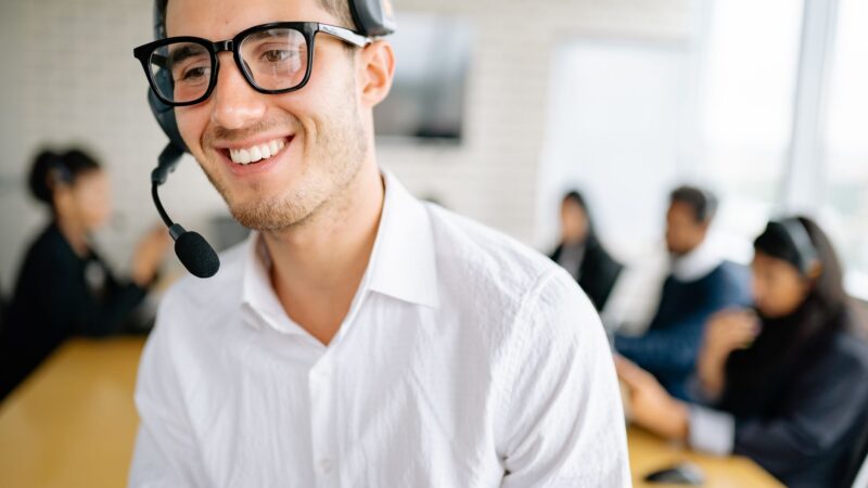 Interface d'automatisation du suivi client avec touche humaine pour une relation client optimisée et personnalisée