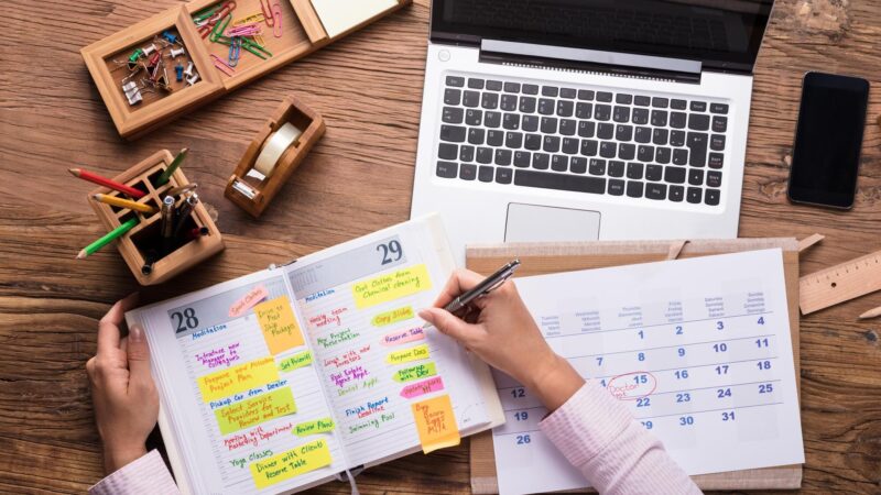 Image d'un calendrier éditorial pour PME avec idées de contenu et planning de publication sur réseaux sociaux
