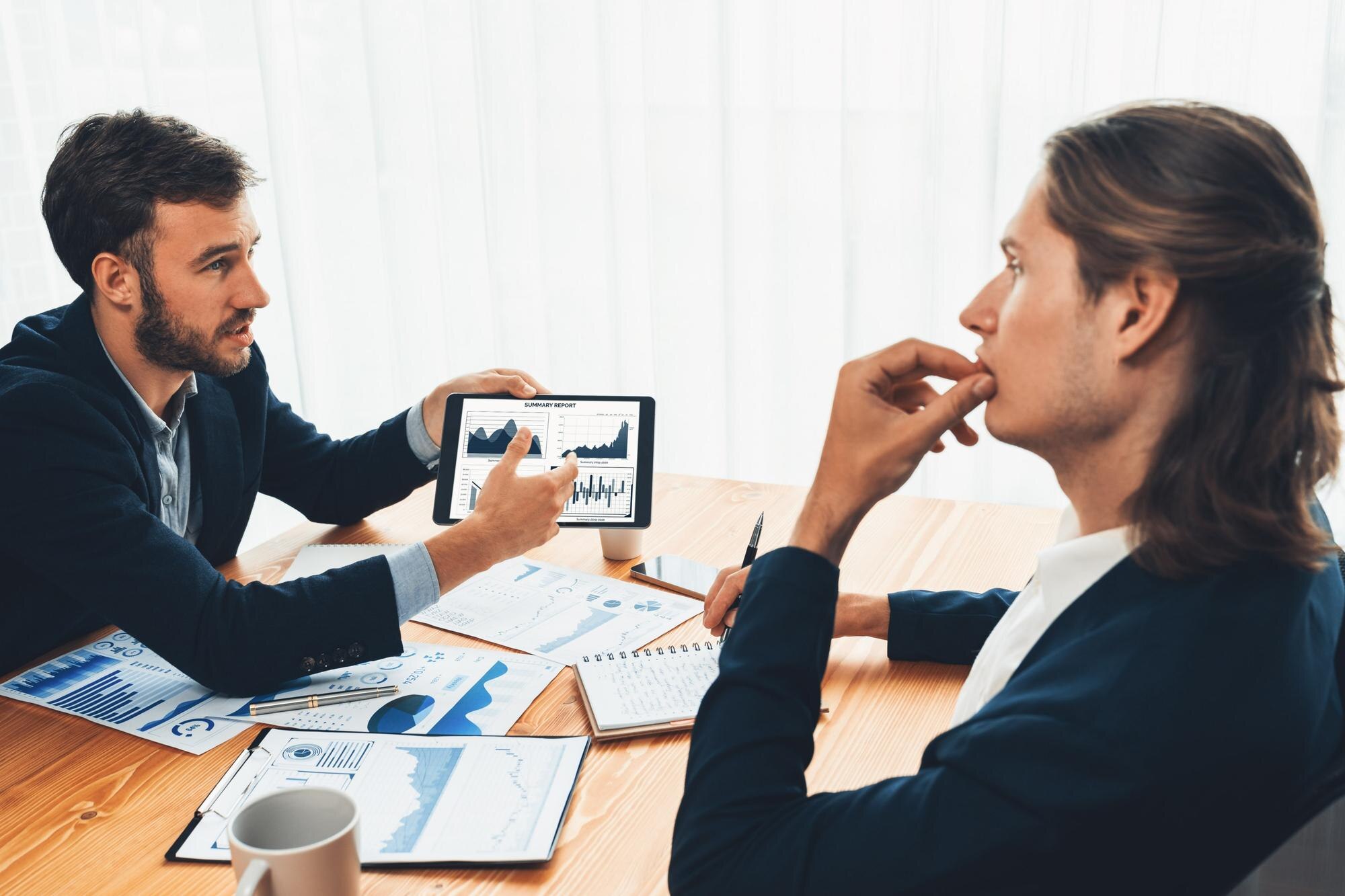 Illustration de la vente consultative B2B avec un conseiller aidant un client à résoudre ses problèmes