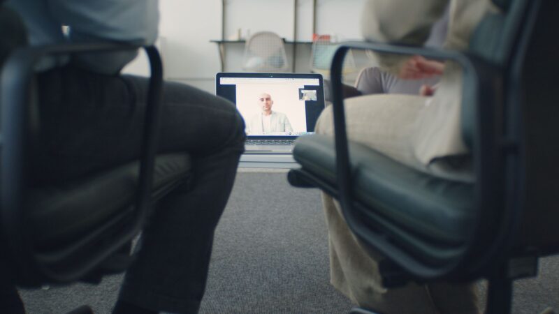 Vidéo montrant les coulisses d'une entreprise B2B pour rassurer les prospects par la transparence