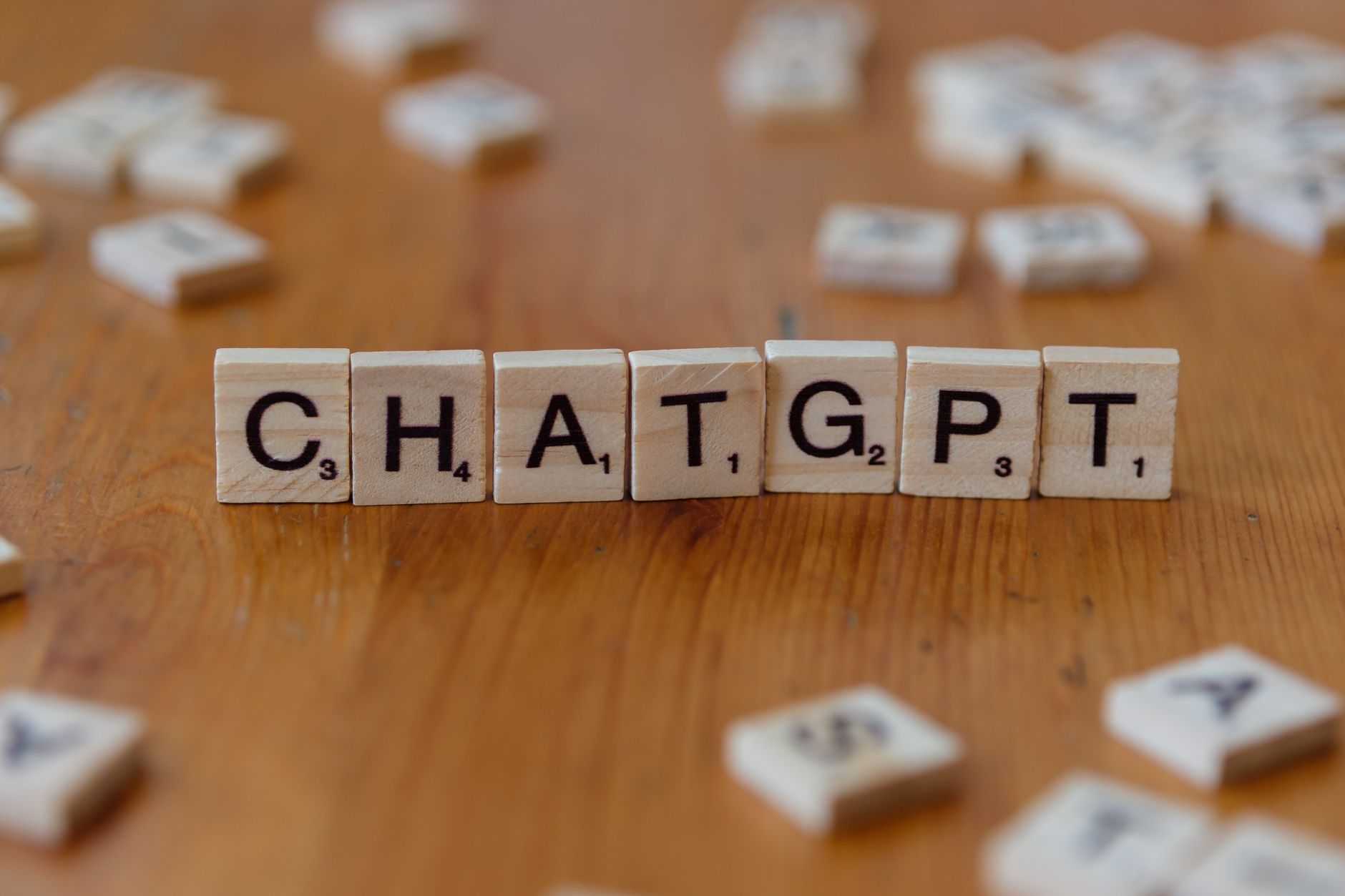 Chatbot IA sur fond bleu symbolisant la personnalisation et les erreurs à éviter pour un ton plus naturel