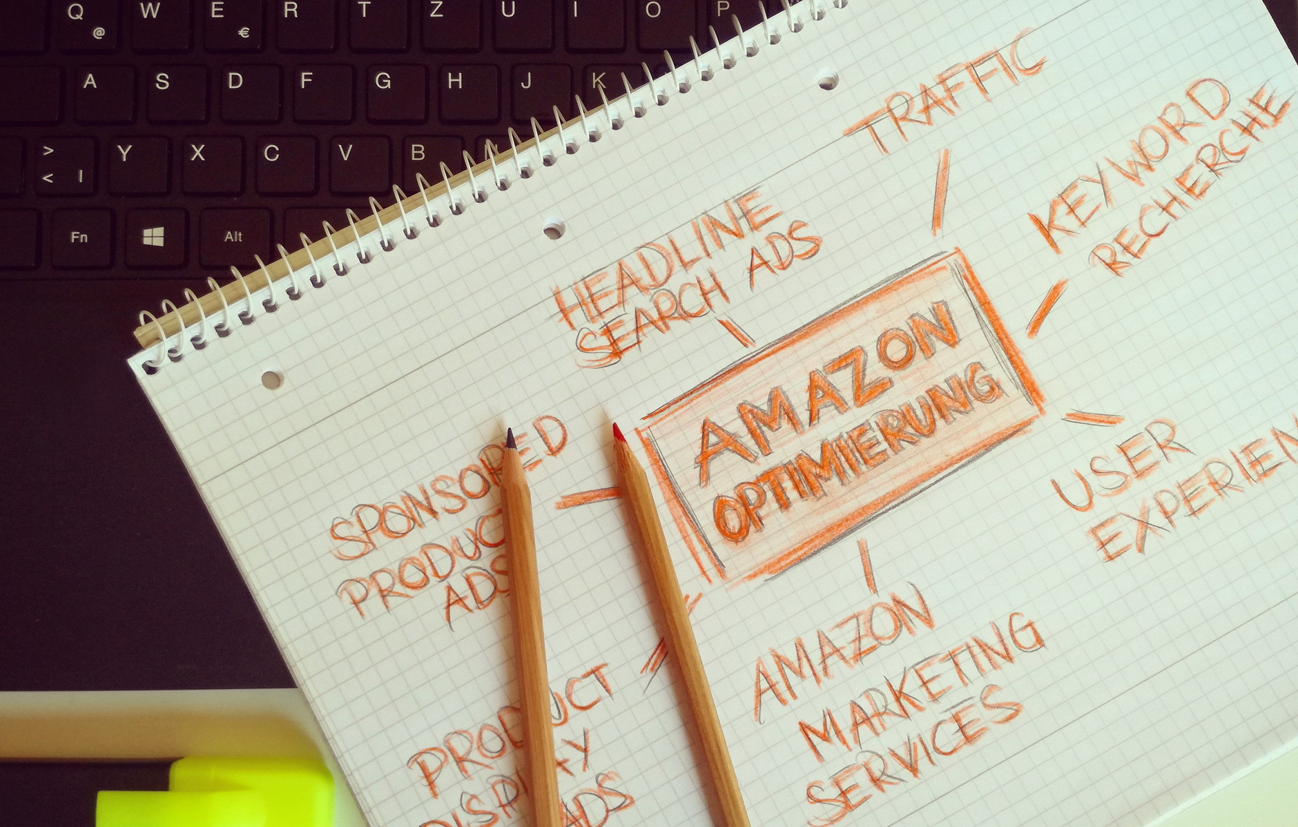 Homme travaillant sur l'optimisation SEO de la page contact d'une PME pour améliorer le référencement local