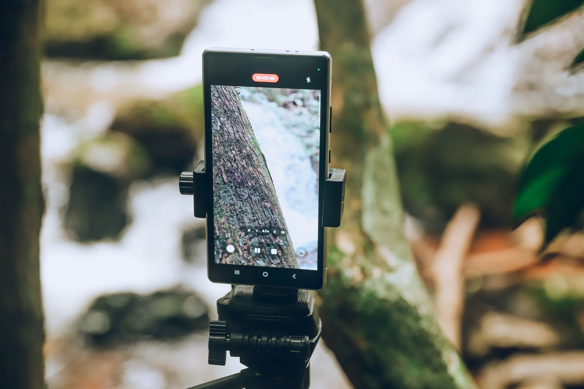 Personne choisissant entre formats vidéo vertical et horizontal pour réseaux sociaux