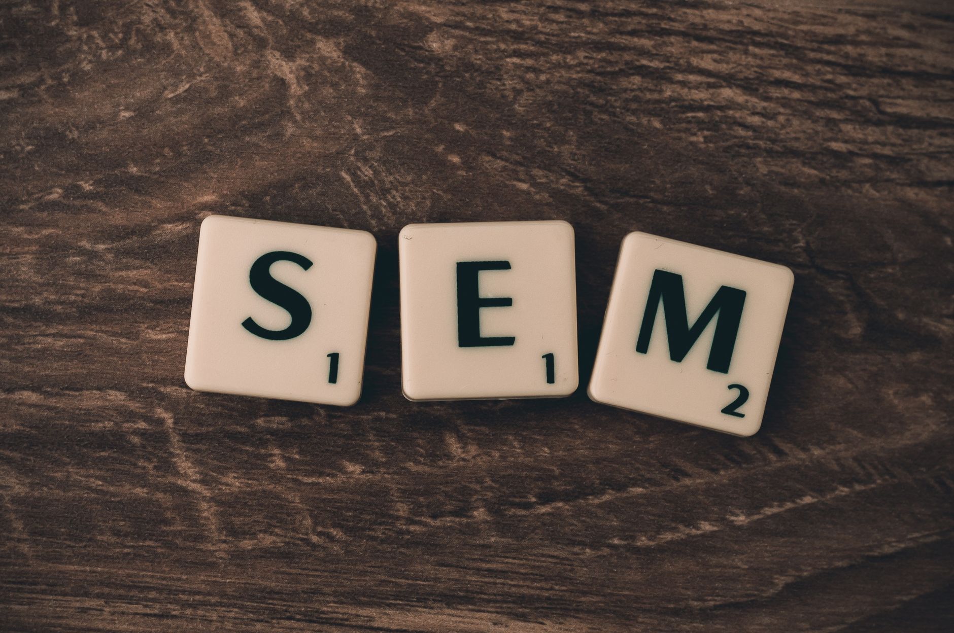 Image illustrant les succès et échecs des stratégies marketing entre publicité payante et SEO organique