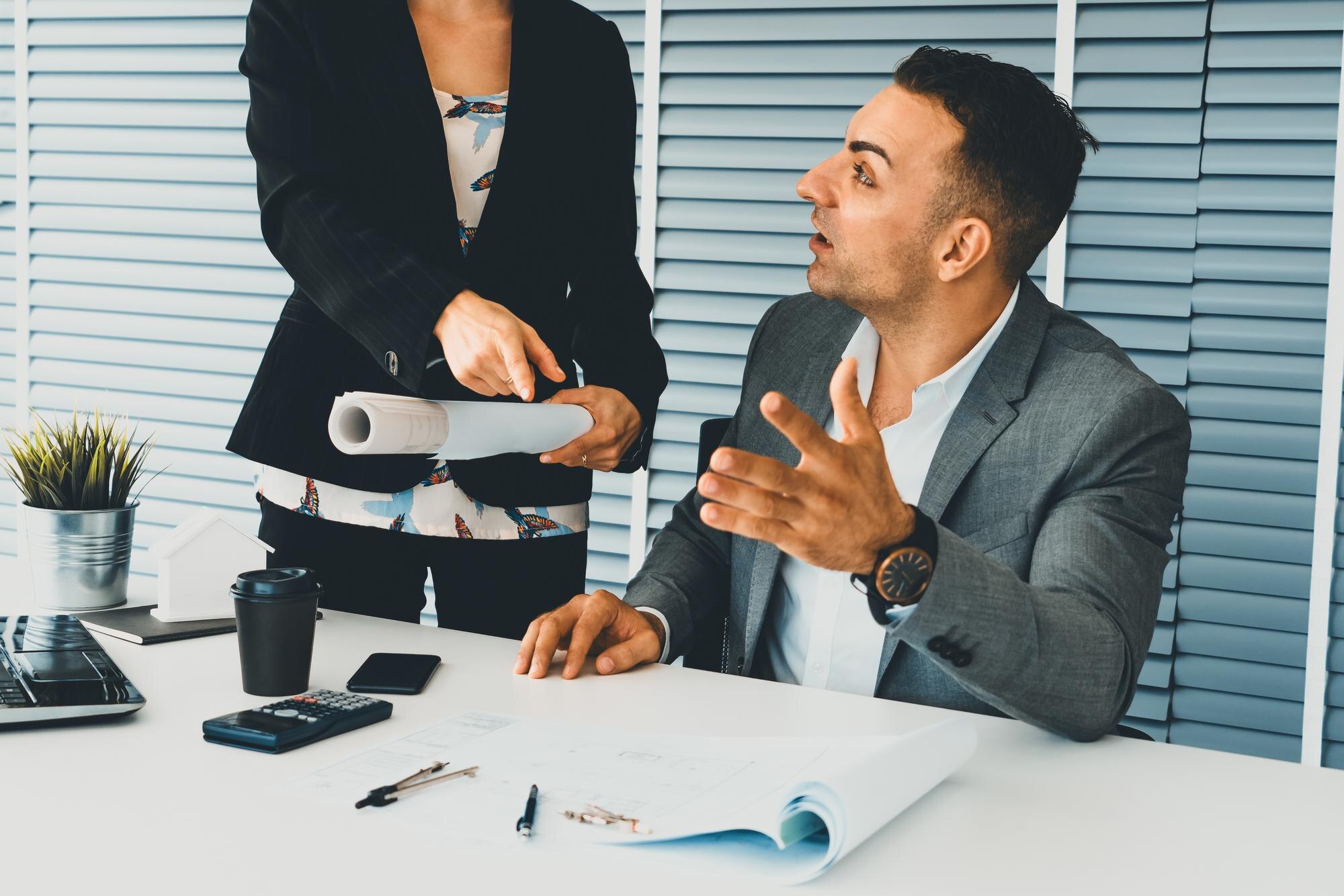 Professionnel en réunion illustrant la vente consultative B2B axée sur la résolution de problèmes clients