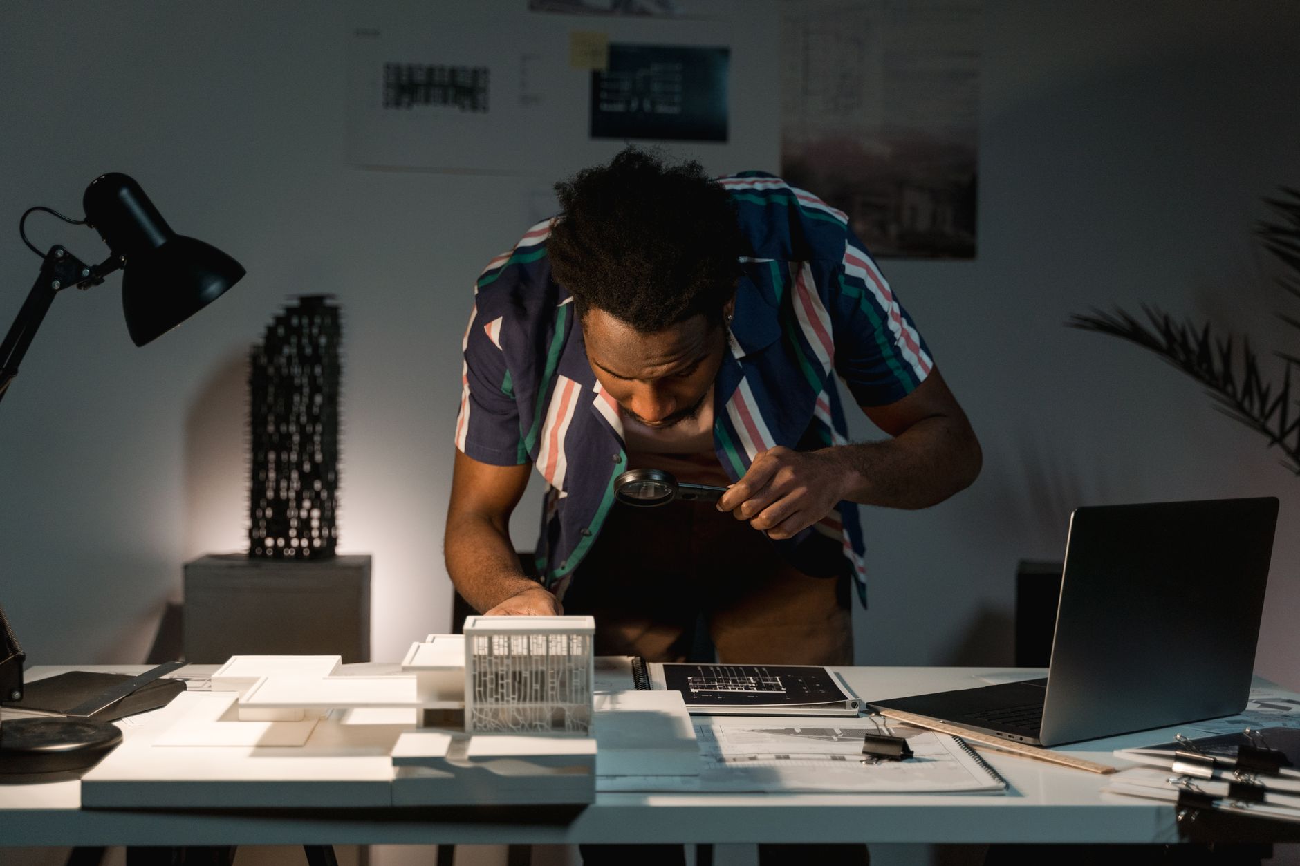 Architecte discutant avec des clients satisfaits pour améliorer la visibilité et le marketing en architecture