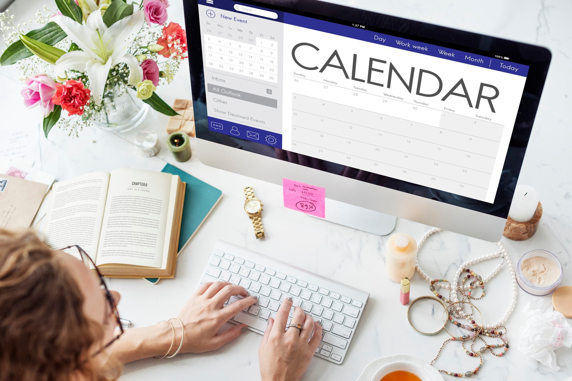 Personne travaillant sur un calendrier éditorial pour optimiser la stratégie de contenu d'une PME